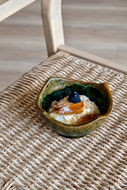 Dessert crémeux aux fruits et graines dans un bol en céramique