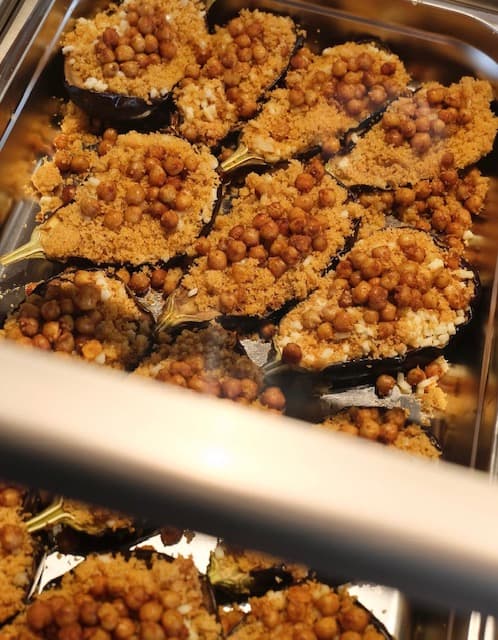 Aubergines fondantes aux pois chiches croustillants