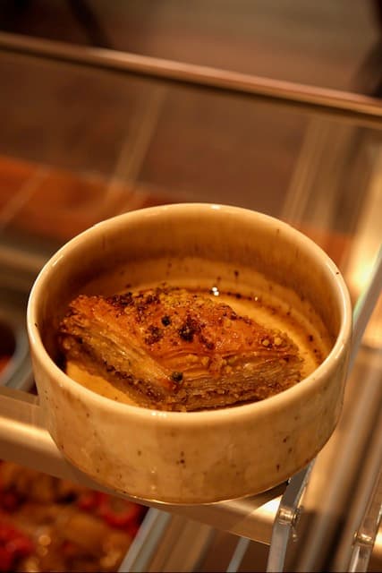 Baklava aux fruits secs présenté en vitrine
