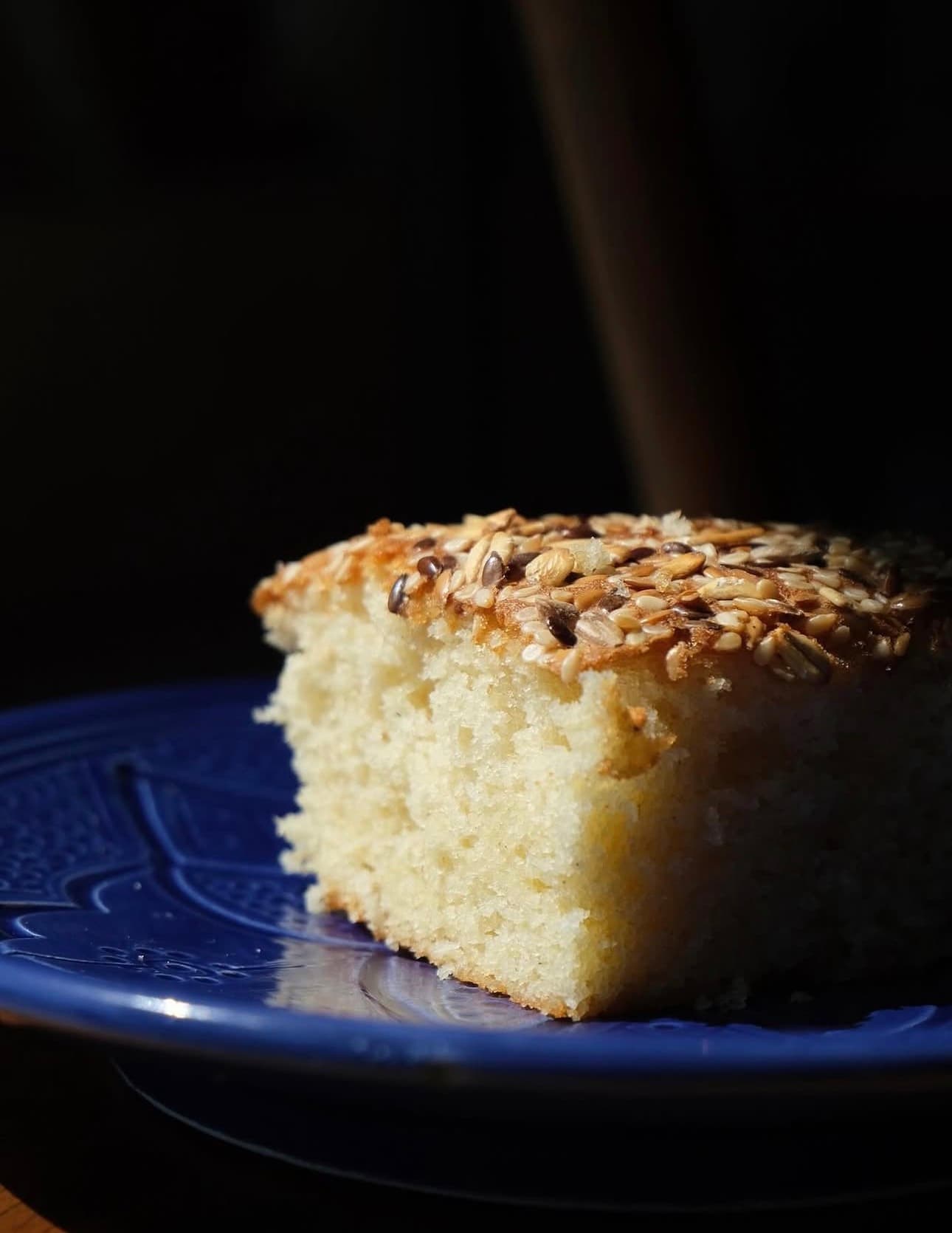 Part de gâteau de semoule aux graines sur une assiette bleue
