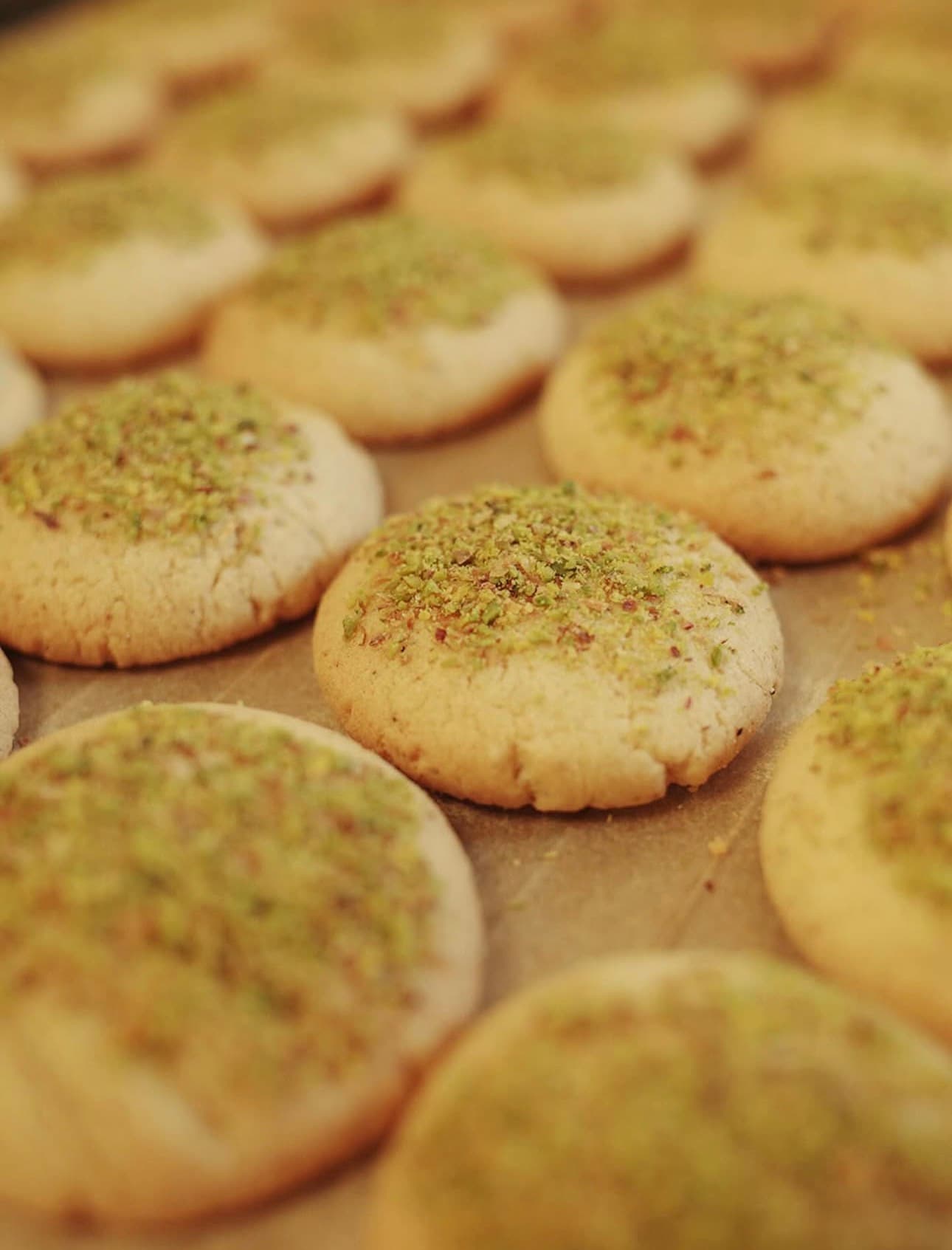 Biscuits sablés saupoudrés de pistache concassée